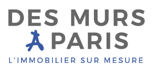 Le logo comporte le texte « Des Murs à Paris » en lettres grises grasses, avec une Tour Eiffel bleue stylisée remplaçant le « à ». Ci-dessous, en texte bleu plus petit, se trouve le slogan « L'immobilier sur mesure », qui se traduit par « Immobilier sur mesure ».